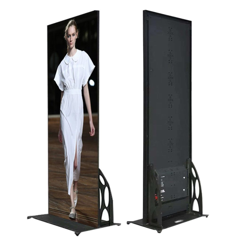 Totem de LED exibindo uma modelo de vestido branco, frente e verso